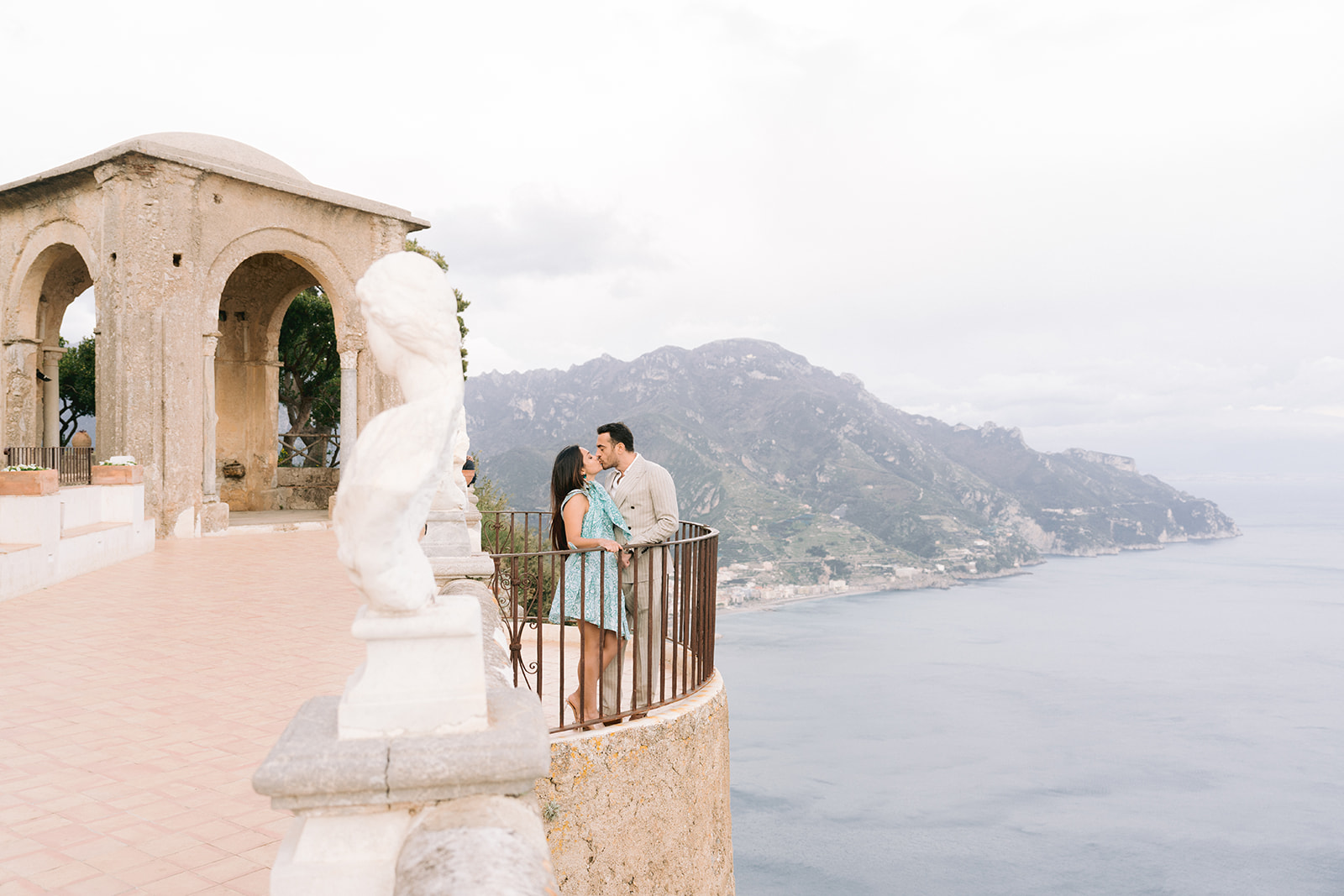 the happy couple kissing in the terrace of villa cimbrone, amalfi coast
