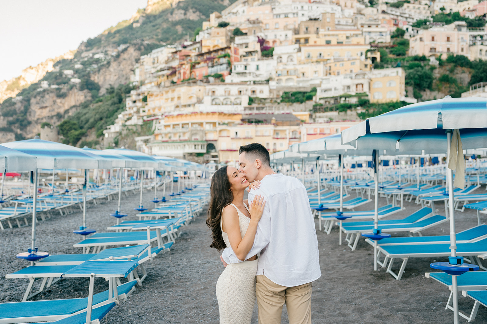 couple kissing at the beach positano