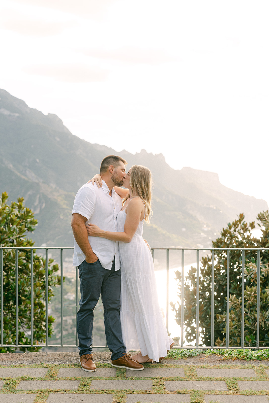 couple kissing in Ravello
