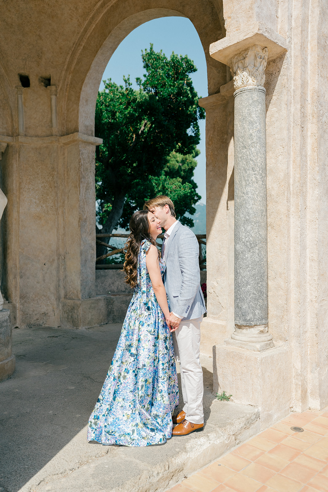 summer engagement photos wearing summer engagement outfits