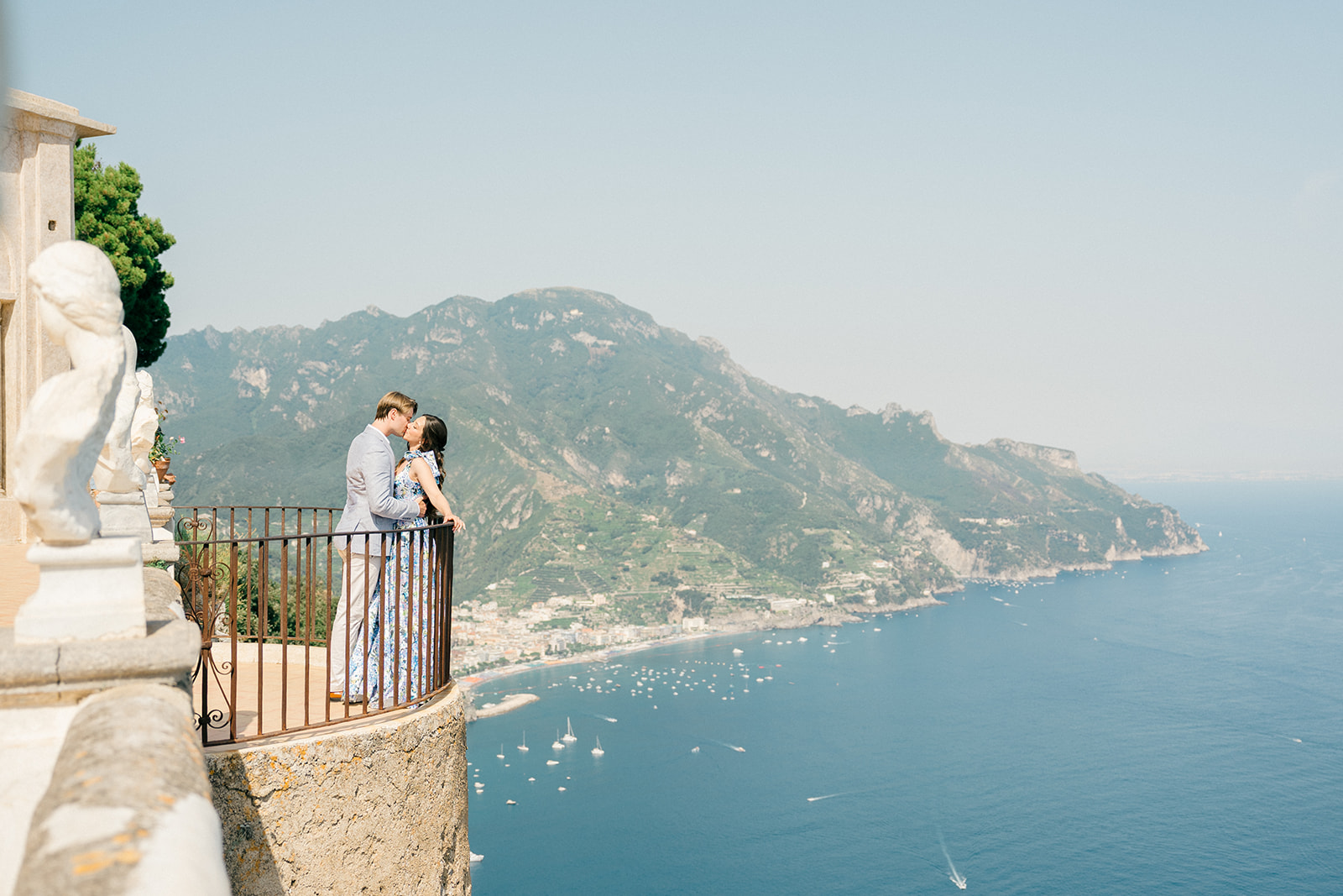 romantic couple photoshoot in VIlla cimbrone