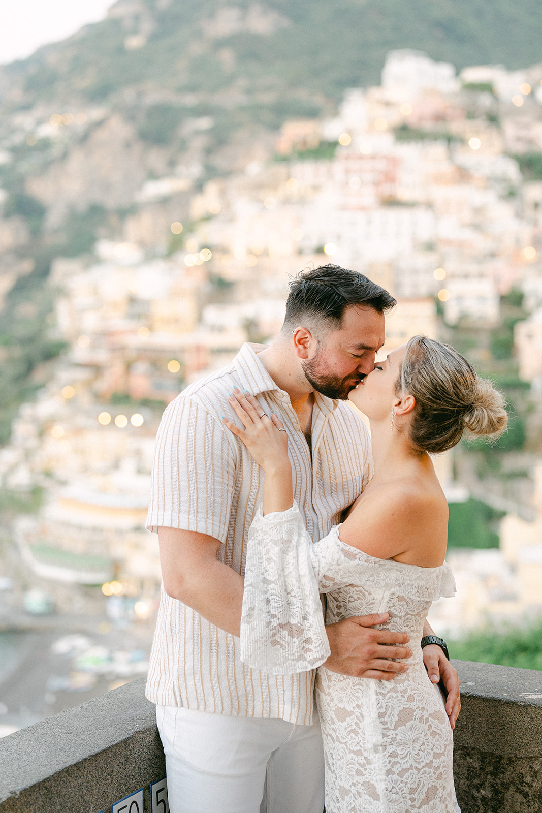 couple kissing in Positano