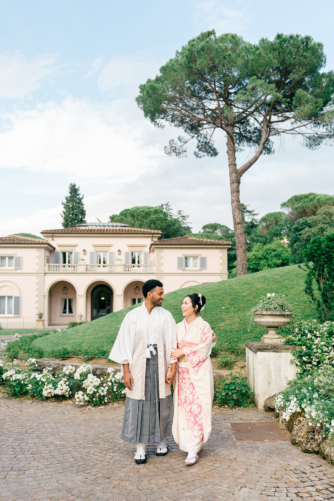 candid wedding photos of the bride and groom in front of the Villa Cora, Tuscany
