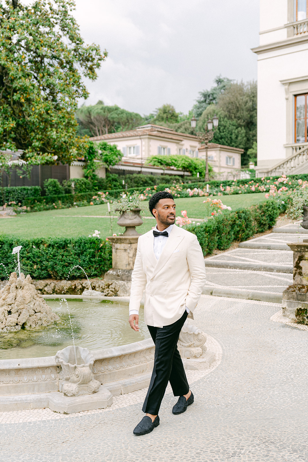 groom portrait at the garden in Villa Cora