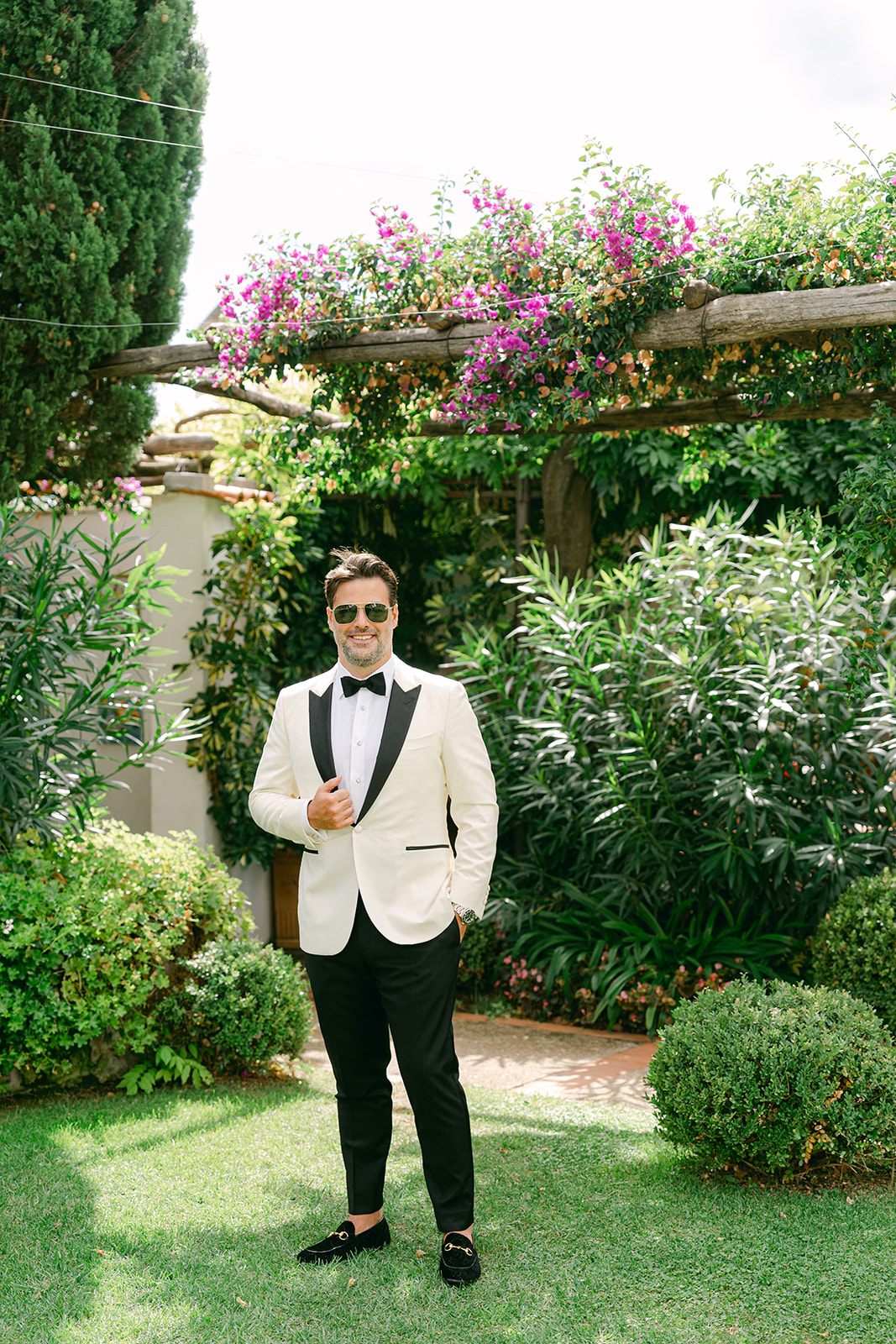 groom portrait outdoor in Villa Eva