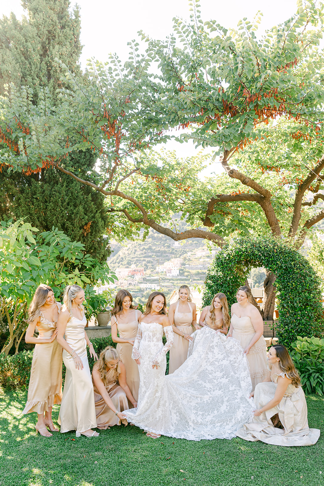 bride and bridesmaids picture outdoor