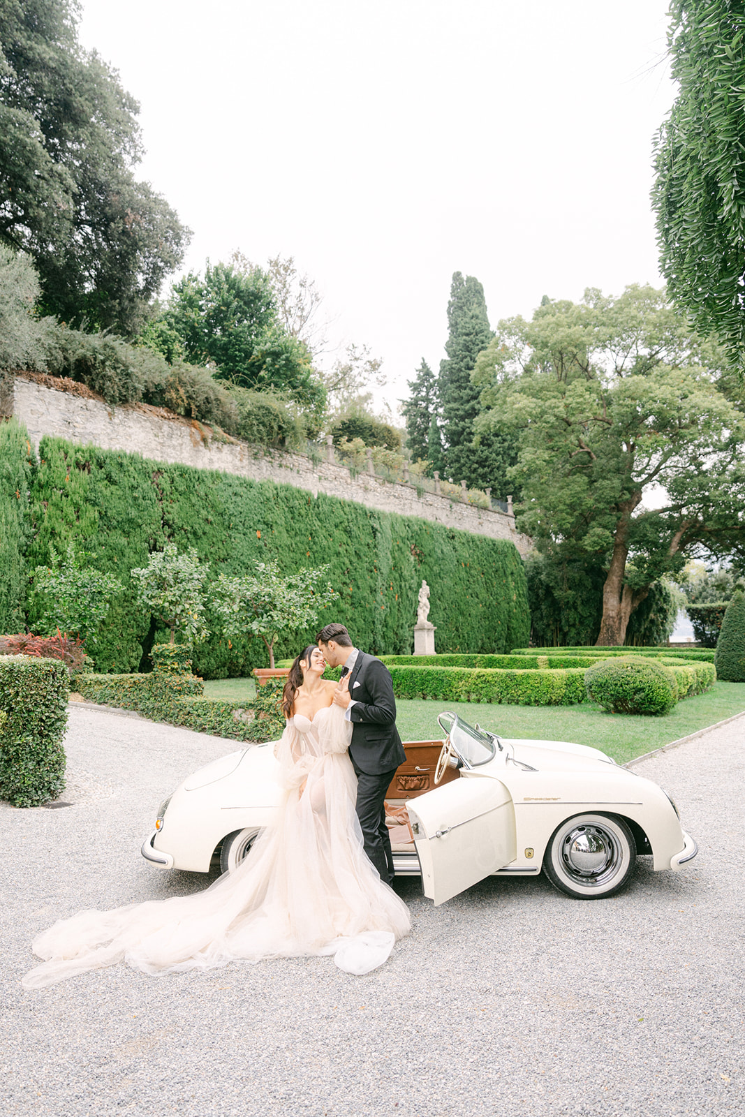 Outdoor wedding photos in the garden of Villa Pizzo 