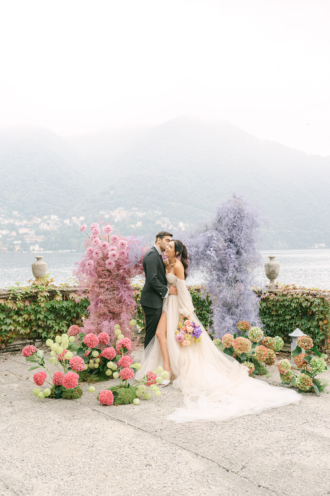 Modern wedding ceremony in Lake Como