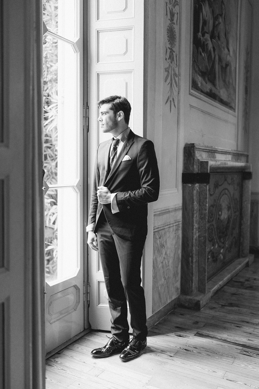 Timeless groom portraits in Villa Pizzo